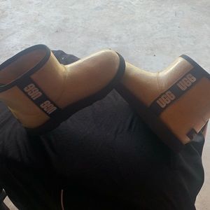 Girls UGGs size 3. Great shape great for rain boots.